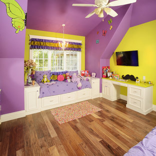 Imagen de dormitorio tradicional, de tamaño medio, sin chimenea, con paredes multicolor y suelo de madera en tonos medios