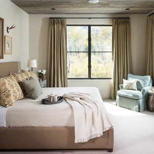 Foto de dormitorio rural, extra grande, con paredes beige y moqueta