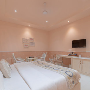 Foto de habitación de invitados clásica renovada, de tamaño medio, con paredes rosas, suelo de baldosas de cerámica y suelo blanco