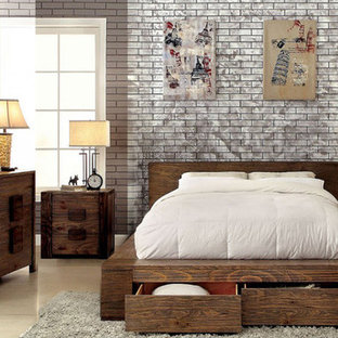 Diseño de dormitorio tradicional renovado, grande, con paredes marrones, estufa de leña y marco de chimenea de madera
