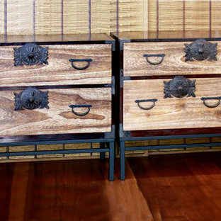 Ejemplo de dormitorio principal, de estilo zen, de tamaño medio, con paredes blancas y suelo de madera oscura