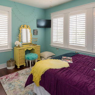 Imagen de dormitorio bohemio, de tamaño medio, con paredes azules, suelo de madera en tonos medios y suelo marrón