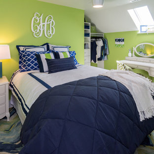 Diseño de dormitorio contemporáneo, de tamaño medio, con paredes verdes, suelo de madera clara y suelo marrón