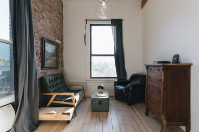 Ejemplo de dormitorio principal tradicional de tamaño medio con paredes blancas, suelo de madera clara y suelo blanco
