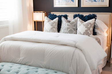 ラスベガスにある小さなコンテンポラリースタイルのおしゃれな客用寝室 (青い壁、カーペット敷き)