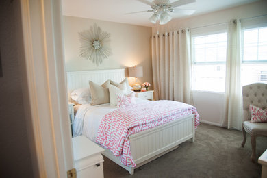 На фото: спальня среднего размера в классическом стиле с бежевыми стенами