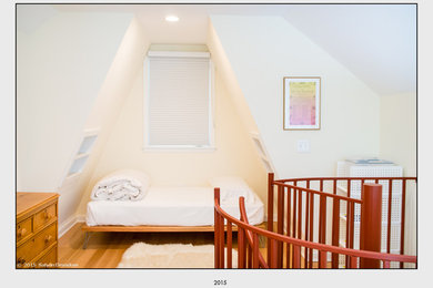 Idee per una piccola camera da letto stile loft contemporanea con pareti bianche, parquet chiaro e nessun camino