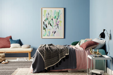 メルボルンにある中くらいなビーチスタイルのおしゃれなロフト寝室 (青い壁、カーペット敷き)