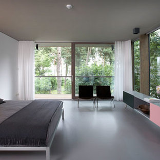 Cette photo montre une chambre parentale moderne de taille moyenne avec un mur blanc, un sol en linoléum et aucune cheminée.