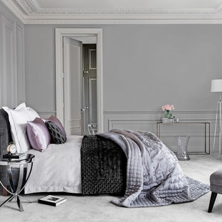 Esempio di una camera da letto design