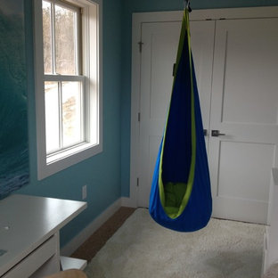 Ejemplo de habitación de invitados clásica renovada, pequeña, sin chimenea, con paredes azules y moqueta