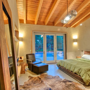 Foto de dormitorio principal, de estilo de casa de campo, de tamaño medio, sin chimenea, con suelo de cemento
