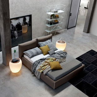 Ejemplo de dormitorio tipo loft, urbano, grande, con paredes beige, suelo de cemento y suelo gris