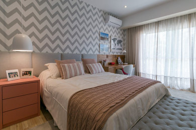 Diseño de habitación de invitados vintage de tamaño medio con suelo de madera clara