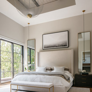 Modernes Schlafzimmer mit grauer Wandfarbe, braunem Holzboden, braunem Boden und eingelassener Decke in Chicago