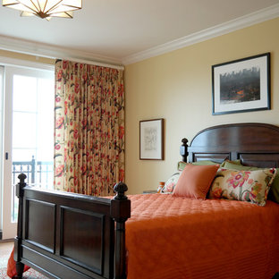 Diseño de dormitorio principal, tradicional, de tamaño medio, con paredes beige, suelo de madera oscura y suelo marrón
