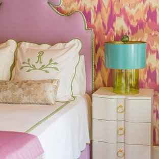 Imagen de habitación de invitados tradicional renovada con parades naranjas y suelo de madera oscura