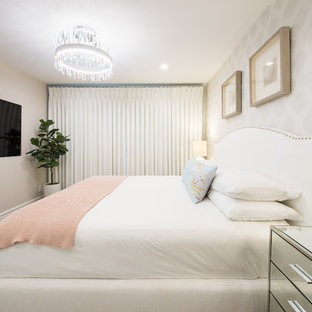 Modelo de dormitorio principal, clásico renovado, de tamaño medio, con paredes grises, suelo laminado y suelo gris