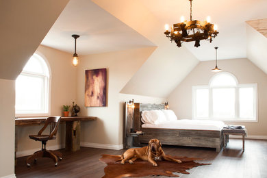 Diseño de dormitorio tipo loft rústico extra grande sin chimenea con paredes beige y suelo de madera oscura