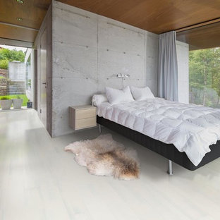 Idées déco pour une chambre mansardée ou avec mezzanine scandinave de taille moyenne avec un mur blanc, un sol en bois clair et un sol blanc.