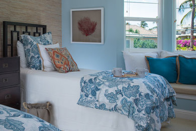 Imagen de habitación de invitados exótica de tamaño medio sin chimenea con paredes azules y moqueta