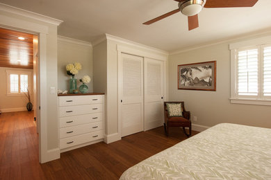 На фото: гостевая спальня (комната для гостей) в стиле кантри с полом из бамбука с