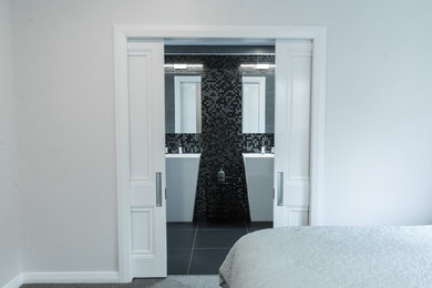 Foto de habitación de invitados minimalista con paredes blancas y moqueta
