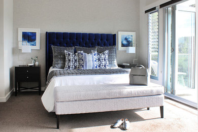 シドニーにある中くらいなコンテンポラリースタイルのおしゃれな主寝室 (グレーの壁、カーペット敷き、茶色い床)