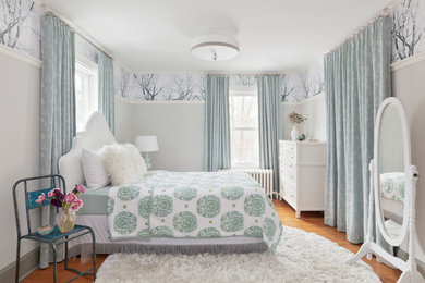 ニューヨークにあるトランジショナルスタイルのおしゃれな寝室 (無垢フローリング、グレーの壁、茶色い床)