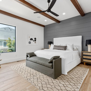 Aménagement d'une grand chambre parentale contemporaine avec un mur gris, un sol en carrelage de porcelaine, aucune cheminée et un sol beige.