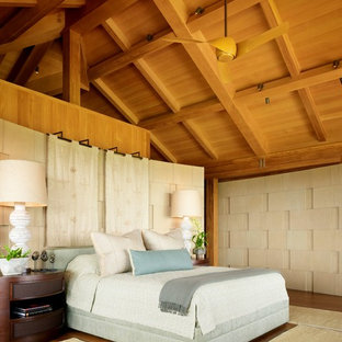 Imagen de dormitorio principal, tropical, con paredes beige, suelo de mármol y suelo marrón