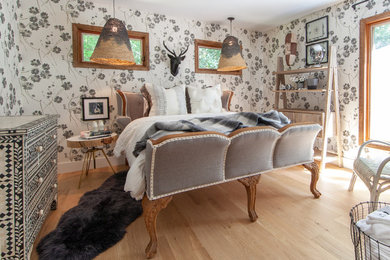 Ejemplo de dormitorio de estilo de casa de campo con paredes grises, suelo de madera clara y suelo beige