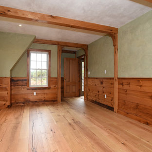 Modelo de habitación de invitados de estilo americano, de tamaño medio, sin chimenea, con paredes verdes, suelo de madera clara y suelo beige