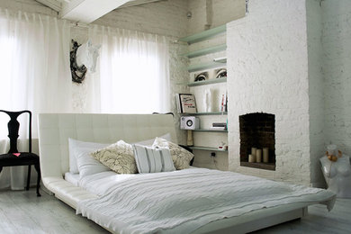 ロンドンにある小さなコンテンポラリースタイルのおしゃれな主寝室 (白い壁、淡色無垢フローリング、標準型暖炉、レンガの暖炉まわり) のレイアウト