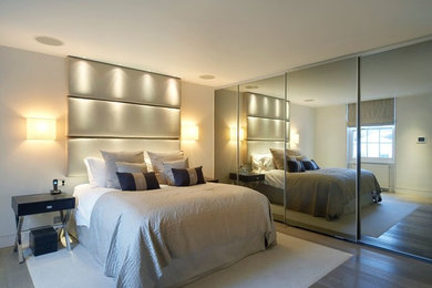 Пример оригинального дизайна: хозяйская спальня среднего размера в современном стиле с серыми стенами и светлым паркетным полом