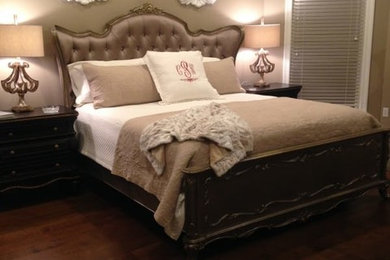 Modelo de dormitorio clásico con paredes beige y suelo marrón