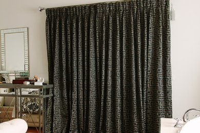 メルボルンにある広いコンテンポラリースタイルのおしゃれな主寝室 (白い壁、淡色無垢フローリング)