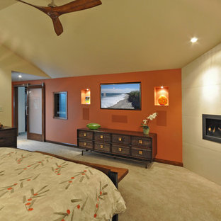 Foto de dormitorio principal, contemporáneo, de tamaño medio, con parades naranjas, moqueta, chimenea lineal y marco de chimenea de baldosas y/o azulejos
