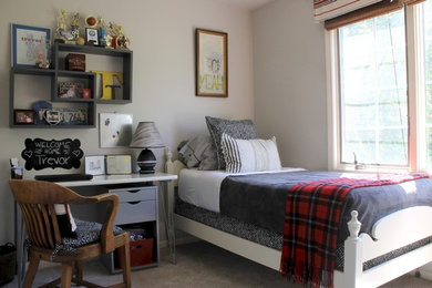На фото: маленькая спальня в стиле фьюжн с серыми стенами для на участке и в саду с