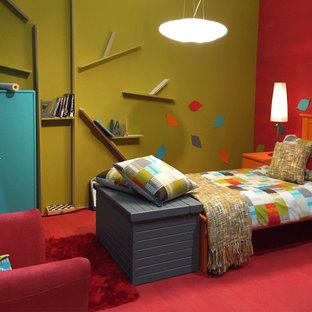 Exemple d'une chambre d'amis tendance de taille moyenne avec un mur multicolore, un sol rouge et un sol en bois clair.