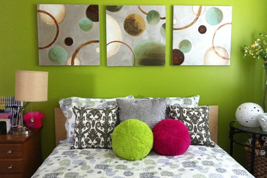 Imagen de dormitorio minimalista con paredes verdes y moqueta