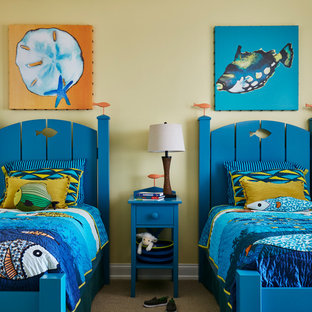 Diseño de dormitorio costero con paredes amarillas y moqueta
