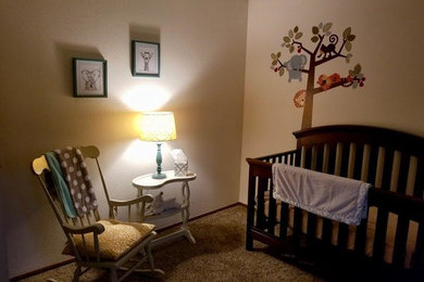 デンバーにあるおしゃれな赤ちゃん部屋の写真