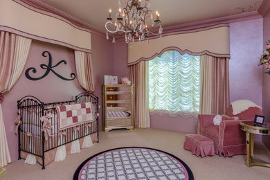 フェニックスにあるトラディショナルスタイルのおしゃれな寝室 (ピンクの壁、カーペット敷き)
