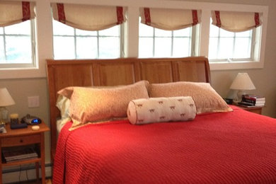 ボストンにあるトラディショナルスタイルのおしゃれな寝室のレイアウト
