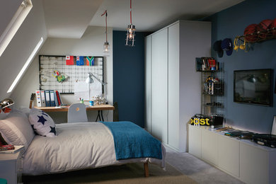 Exemple d'une chambre parentale tendance de taille moyenne avec un mur gris, parquet peint, aucune cheminée et un manteau de cheminée en pierre.