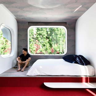 Modernes Schlafzimmer mit Teppichboden und rotem Boden in Melbourne