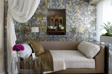 ニューヨークにあるトランジショナルスタイルのおしゃれな寝室 (マルチカラーの壁) のインテリア