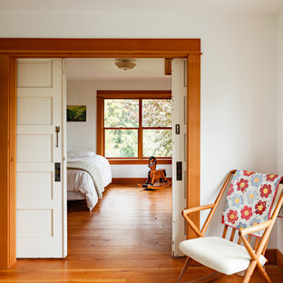 Uriges Schlafzimmer mit braunem Holzboden in Portland
