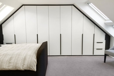 Modelo de dormitorio principal contemporáneo con moqueta